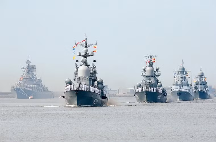 Đội hình tàu chiến Nga trong lễ tổng duyệt chuẩn bị cho lễ duyệt binh vào ngày mai 29/7. Nguồn ảnh: TASS.