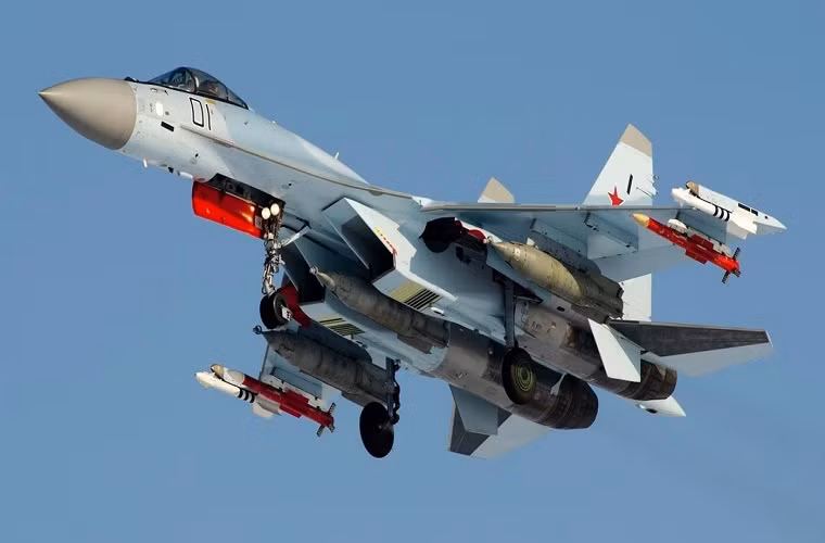 Tính tới tháng 7/2018, Không quân Nga có trong biên chế 71 chiếc Su-35 thế nhưng kế hoạch họ đặt ra là sẽ trang bị toàn bộ 98 chiếc Su-35 trong năm 2020. Với ít nhất 27 chiếc còn lại rõ ràng sẽ rất khó khăn cho Sukhoi khi phải hoàn tất kế hoạch này trong 2 năm sắp tới, trong khi đó họ không chỉ sản xuất mỗi Su-35. Nguồn ảnh: Russia Planes.