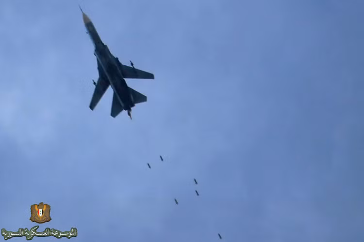 Kể từ đầu xung đột (2011) cho tới nay, phi đội Su-24 của Không quân Syria gần như hoạt động hết công suất khi yêu cầu chiến trường ngày càng tăng cao mà đỉnh điểm là vào năm 2015, nhưng may mắn cho họ là người Nga đã can thiệp kịp thời trong tháng 9/2015, cho phép Su-24 Syria được rút về để nâng cấp hoặc ít nhất là đại tu. Nguồn ảnh: @Syr_Mil_Wik.