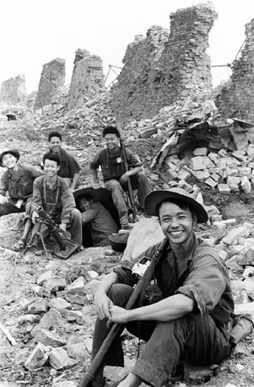 "Nụ cười chiến thắng" dưới chân Thành cổ Quảng Trị (15/8/1972) của cựu phóng viên chiến trường Đoàn Công Tính. Nguồn ảnh: Đoàn Công Tính.