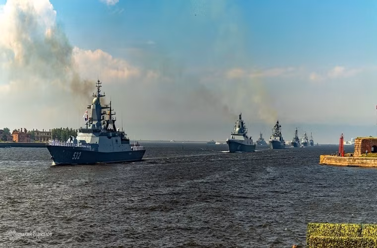 Hơn 12 tàu chiến của Hải quân Nga lần lượt tiến vào cảng Saint Petersburg dẫn đầu bởi lớp tàu hộ vệ mang tên lửa Nanuchka. Nguồn ảnh: milinfolive.