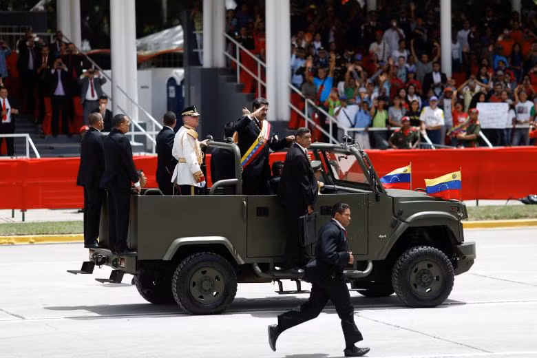 Tổng thống Maduro dự lễ diễu binh.