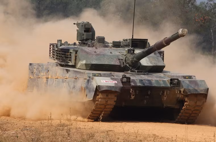 Nói về T-84 Oplot-M đây có thể được xem là dòng xe tăng chiến đấu chủ lực hiện đại nhất nhì ở Đông Âu, thậm chí nó còn được so sánh với cả T-90A của Nga. Bản thân T-84 cũng được phát triển từ dòng xe tăng chiến đấu chủ lực T-80 của Liên Xô trước đây, do đó với T-84 Oplot-M thực lực của lực lượng xe tăng Thái Lan sẽ được nâng lên một tầm mới. Nguồn ảnh: thaidefense-news.