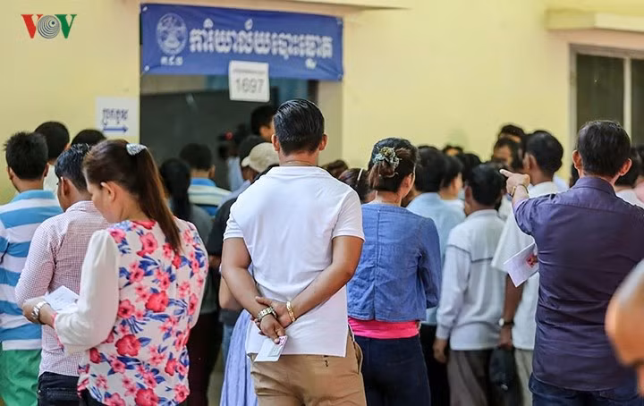 Các cử tri tập trung từ rất sớm vào hôm 29/7 để chuẩn bị bỏ phiếu trong cuộc bầu cử Quốc hội Campuchia.