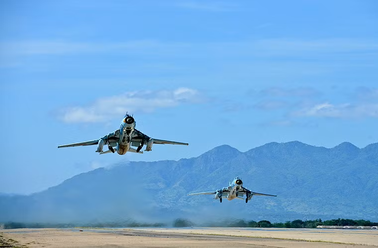 Đội bay gồm hai chiếc Su-22 của Không quân Việt Nam bay huấn luyện với 2 thùng dầu phụ. Nguồn ảnh: Báo Phòng không – Không quân.