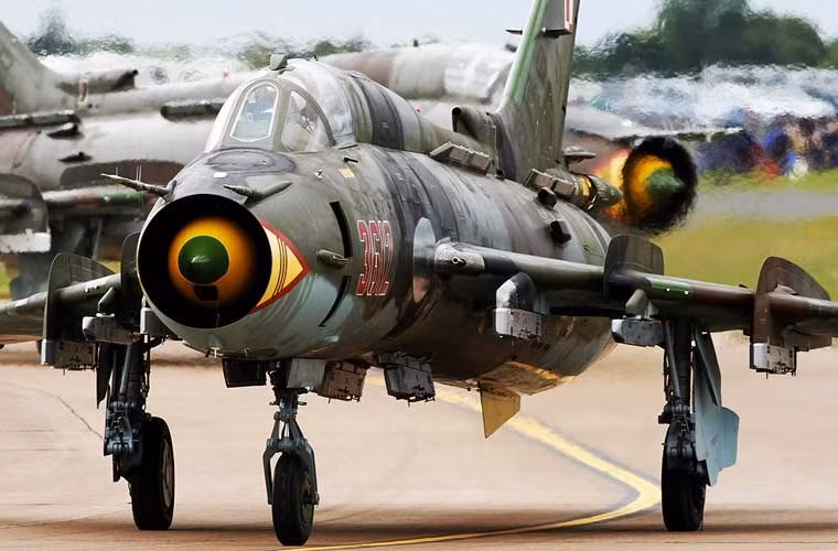 Với các loại vũ khí điều khiển chính xác cao thì chỉ có biến thể Su-22M4 là có khả năng khi được nâng cấp mạnh về hệ thống điện tử. Theo đó, Su-22M4 mà Việt Nam đang sử dụng có thể mang được tên lửa không đối đất Kh-23 đạt tầm bắn 10km. Nguồn ảnh: Hesjav.