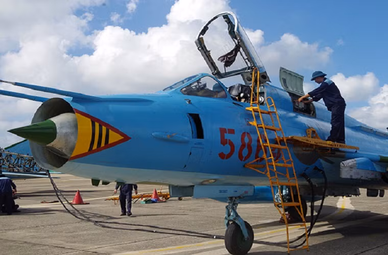 Đặc biệt, Su-22M4 có khả năng mang tên lửa không đối đất hạng nặng Kh-29 lắp đầu nổ nặng tới 320kg, tầm bắn 30km. Dù là thiết kế cho vai trò đối đất, tuy nhiên theo nhà thiết kế khi cần Kh-29 có thể đối hải với khả năng đánh chìm tàu cỡ 10.000 tấn. Nguồn ảnh: Hesjav.