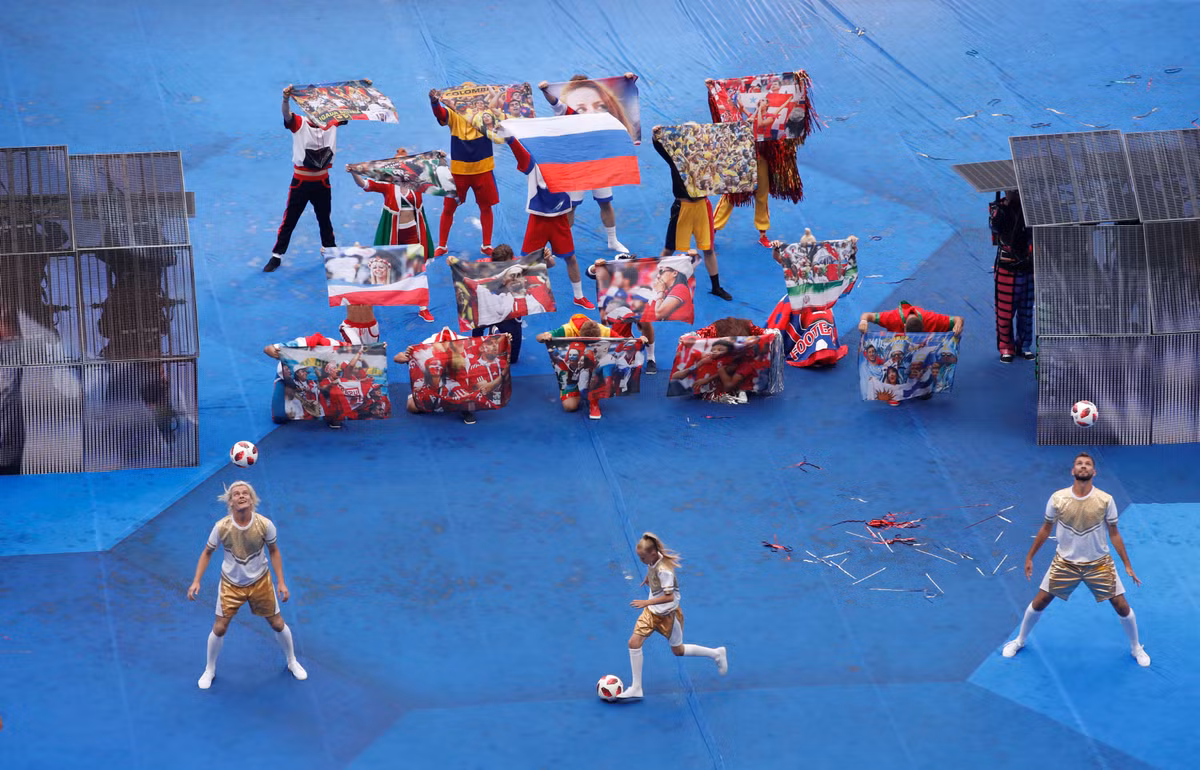 Những lá cờ in hình ảnh đẹp mắt của các CĐV tại World Cup 2018 xuất hiện trong tiết mục tâng bóng nghệ thuật.