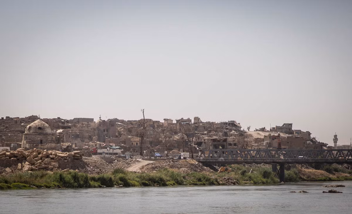 Trước năm 2014, Mosul là thủ phủ của tỉnh Nineveh, thành phố lớn nhất miền Bắc Iraq nơi sinh sống của hơn 1.2 triệu người. Tuy nhiên, kể từ khi nhà nước Hồi giáo tự xưng IS lên nắm quyền dân số của thành phố này đã giảm xuống còn hơn 660 ngàn người và sau khi được Quân đội Iraq giải phóng vào năm 2017 con số này chỉ hơn hơn 380 ngàn người. Ảnh: aljazeera.