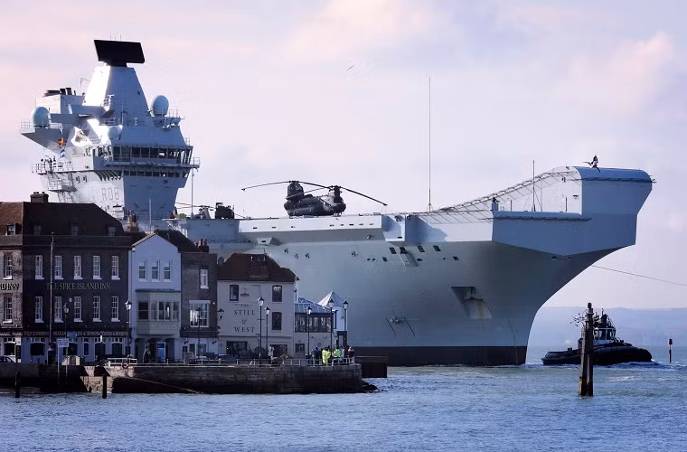 Tàu sân bay HMS Queen Elizabeth được các chuyên gia quân sự đánh giá là phương tiện chủ đạo, giữ vai trò cực kỳ quan trọng cho việc khôi phục vị thế của Hải quân Hoàng gia Anh trên các đại dương trong những năm đầu thế kỷ 21. Và rất có thể hành trình đến Thái Bình Dương sẽ là nhiệm vụ đầu tiên của tàu sân bay này. Nguồn ảnh: USNI News.
