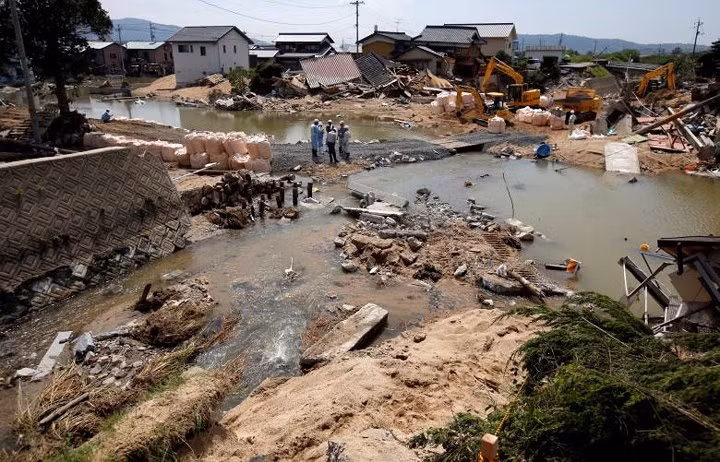 Những ngôi nhà bị ngập nước hoặc bị phá hỏng do lũ tại hiện trường kè sông bị vỡ dọc theo sông Suemasa ở thị trấn Mabi, tỉnh Okayama, Nhật Bản.