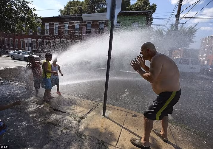 Người dân ở Philadelphia cũng chủ động dùng nước để hạ nhiệt cơ thể trong những ngày nóng bức khủng khiếp.