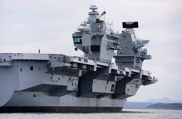 Về thiết kế cơ bản HMS Queen Elizabeth có chiều dài tổng thể 284 mét, với lượng giãn nước tối đa 65.000 tấn, dù không được trang bị động cơ hạt nhân tàu sân bay này vẫn có thể di chuyển với vận tốc tối đa 29 hải lý/giờ với tầm hoạt động lên đến 19.000km và có thể mang theo thủy thủ đoàn 1.600 người. Nguồn ảnh: The Drive.