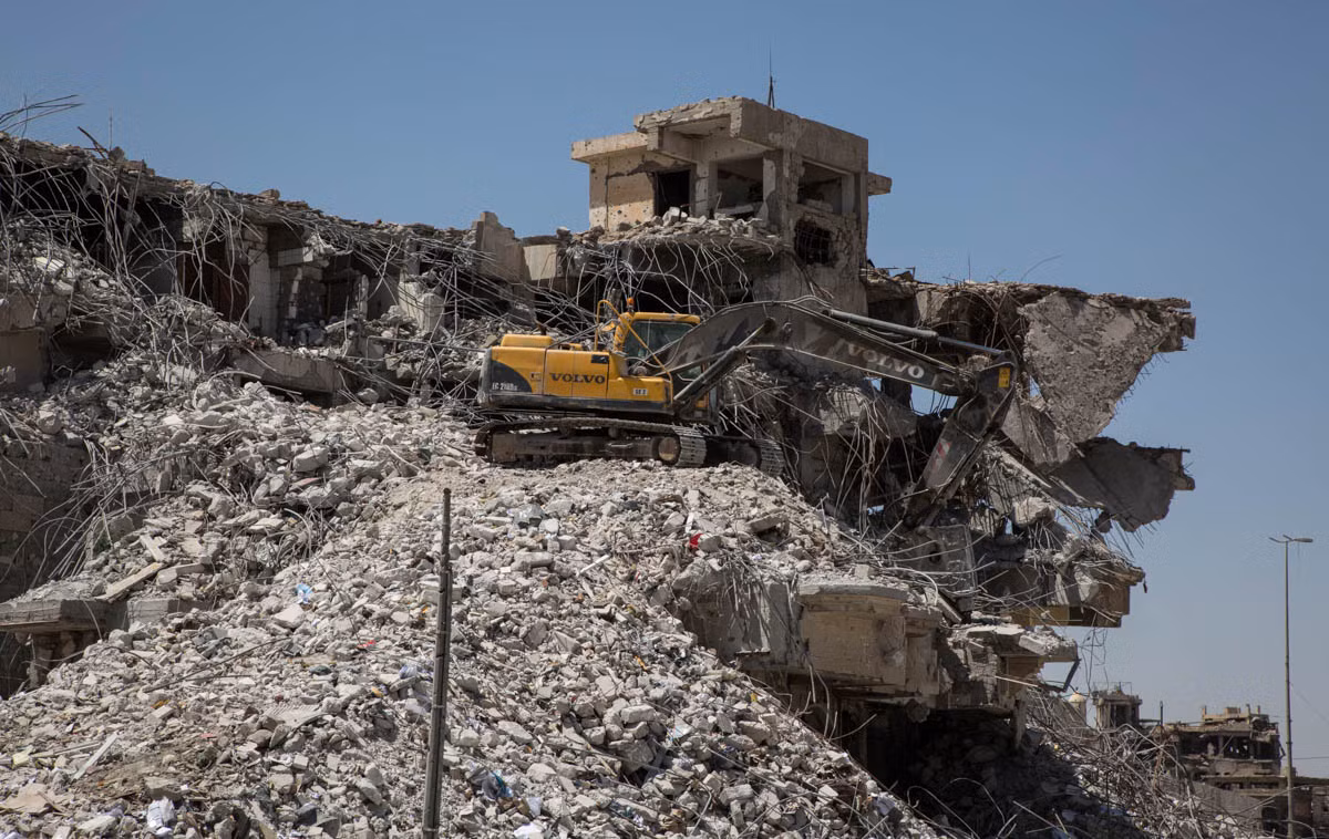 Quá trình tái thiết lại Mosul đang được chính quyền thực hiện từ phía Tây thành phố nơi chịu thiệt hại ít nhất trong các cuộc giao nhưng mọi thứ diễn ra quá chậm do không đủ ngân sách. Ảnh: aljazeera.