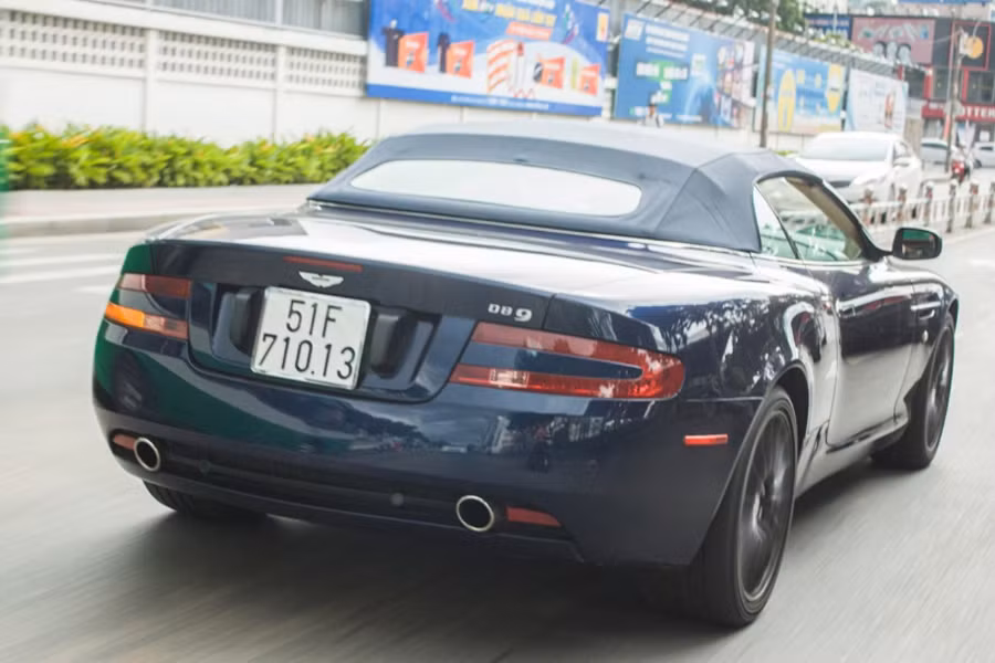 Aston Martin DB9 Volante thuộc loại mui trần 2+2 với hai ghế phía sau rất nhỏ. Các nút điều khiển hộp số tự động 6 cấp trên bảng điều khiển trung tâm. Tài xế chỉ cần bấm nút D (đi), N (số mo), R (lùi), P (đỗ). 