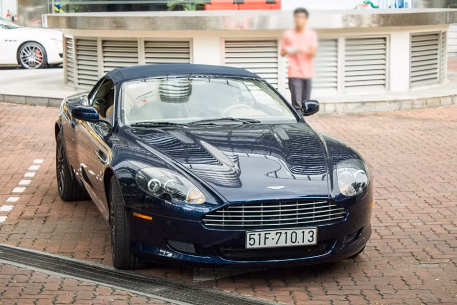 Về Việt Nam từ 2007 nhưng Aston Martin DB9 Volante ít khi xuất hiện trên đường phố. Tuy nhiên, mới đây hình ảnh về chiếc DB9 Volante màu xanh dương đậm xuất hiện tại Sài Gòn nhanh chóng thu hút sự quan tâm của cộng đồng mạng, đặc biệt là giới chơi xe tại dải đất hình chữ S.