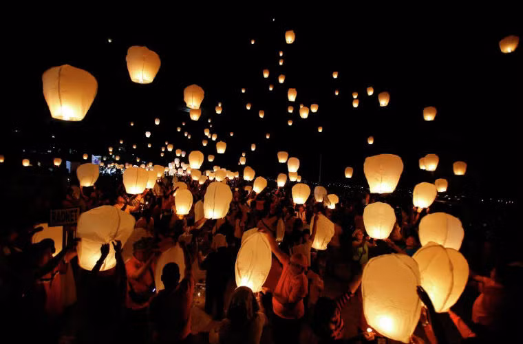 Những người sống sót thả đèn lồng tưởng niệm người thiệt mạng trong bão Hải Yến, đổ bộ vào Philippines cuối năm 2013.
