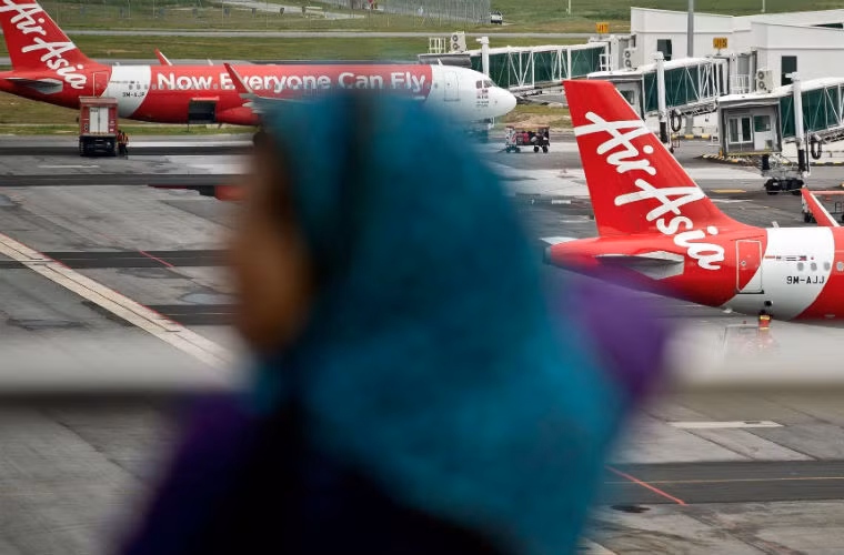 Máy bay của Air Asia trên sân bay Changi.