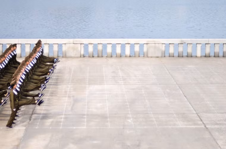 Những người lính Triều Tiên dùng cả ngày để tập diễu hành và hát các bài hát chống Mỹ và chống Nhật.