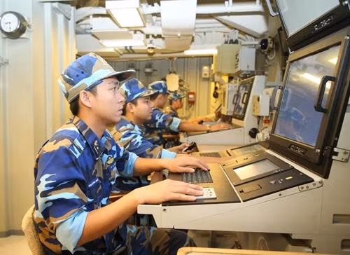 Theo Naval Technology, tàu hộ vệ tên lửa Quang Trung được trang bị hệ thống định vị thủy âm (sonar) MGK-335EM để dò tìm và phát hiện tàu ngầm. Sonar có thể tìm kiếm mục tiêu ở chế độ chủ động hoặc thụ động. Tàu Quang Trung cùng với tàu Trần Hưng Đạo là 2 tàu hộ vệ tên lửa đầu tiên của Việt Nam được trang bị hệ thống chống ngầm hiện đại.