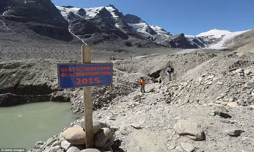 Riêng năm 2015, dòng sông Pasterze đã rút ngắn khoảng 35 mét, nhiều gấp đôi so với năm 2014.