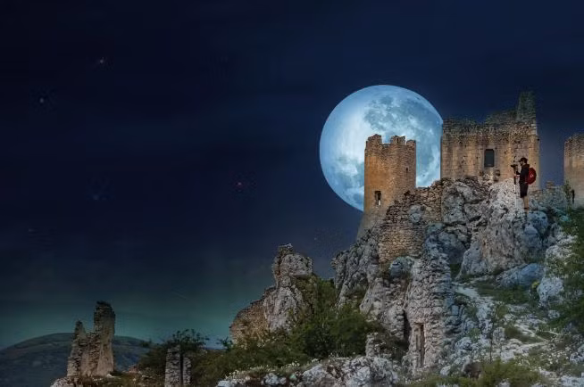  Rocca Calascio, Abruzzo: Pháo đài trên đỉnh núi Rocca Calsscio đã bị lãng quên hàng thế kỷ cho đến năm 1985 được xuất hiện trong bối cảnh bộ phim viễn tưởng Ladyhawke. Sau đó nó lại quay trở lại là một thị trấn ma ám bị bỏ hoang từ rất lâu rồi. Thời gian gần đây Rocca lại được các du khách can đảm và đam mê kiến trúc cổ kéo tới bất chấp nó là một nơi bị ma ám.