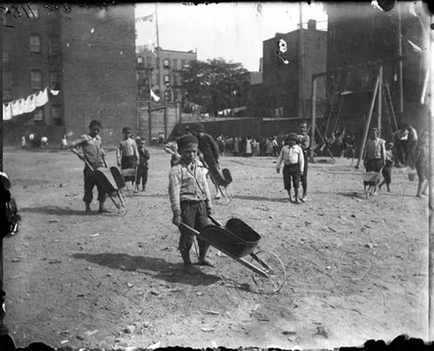 Cảnh tượng đau lòng về lao động trẻ em ở New York năm 1888.