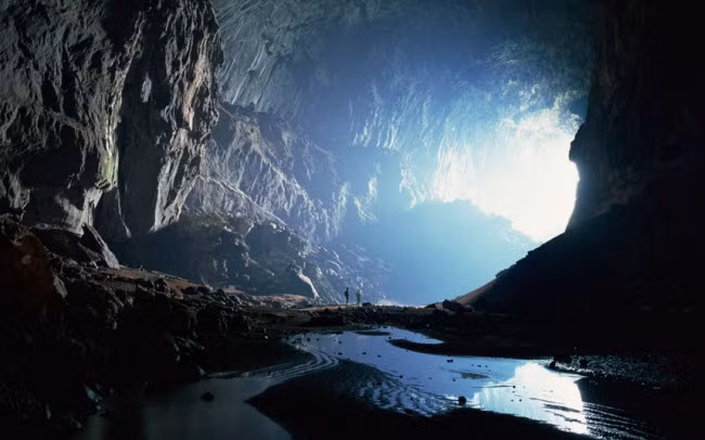 1. Vườn quốc gia Gunung Mulu, Malaysia: Nằm ở phía bắc bang Sarawak, vườn quốc gia Gunung Mulu là nơi có một trong những hệ thống hang động đẹp nhất thế giới. Hang Deer (ảnh) có không gian đủ rộng cho một chiếc máy bay Boeing 747. Cư dân chính của hang động này là loại dơi môi nhăn.