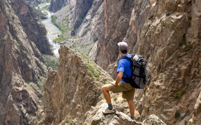  6. Black Canyon, Mỹ: Hẻm núi Black Canyon trong vườn quốc gia Gunnison ở bang Colorado giống như một phiên bản thu nhỏ của hẻm núi Grand Canyon. Nơi đây nổi tiếng với các vách đá màu xám cao hơn 820m dọc sông Gunnison. Tại đoạn hẹp nhất, ánh nắng chỉ có thể chiếu xuống đáy vào lúc giữa trưa.