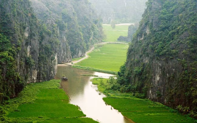  2. Ninh Bình, Việt Nam: Cách Hà Nội khoảng 90km, Ninh Bình nổi tiếng với thắng cảnh Tam Cốc - Bích Động, được ví như là Vịnh Hạ Long trên cạn. Địa điểm này có các vách đá và hang động với phong cảnh tuyệt đẹp nằm dọc sông Ngô Đồng.