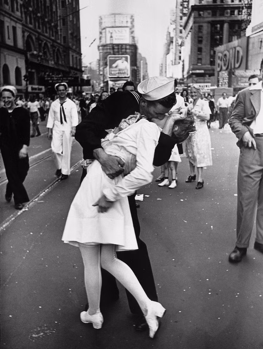 Lính thủy dành nụ hôn cho cô y tá ở Quảng trường Thời Đại, New York, Mỹ. Đây là bức ảnh mang tính biểu tượng kết thúc Thế chiến II, 1945.