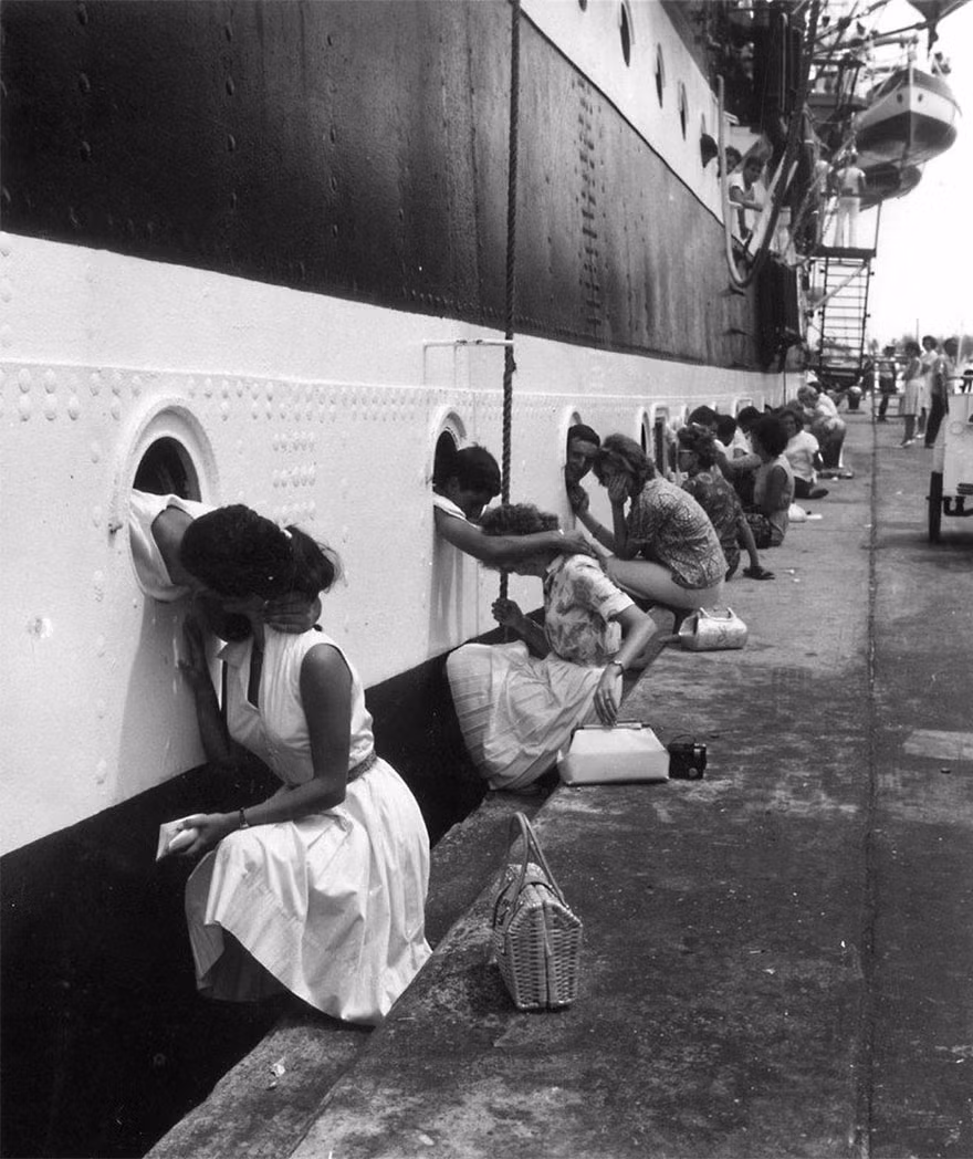 Lính Mỹ nhận những nụ hôn cuối trên chuyến tàu thời chiến đến Ai Cập, 1963