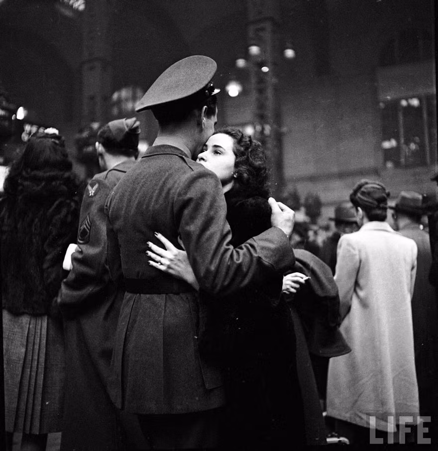 Cặp đôi chia tay trước khi người lính lên đường ở sân ga Penn, New York, Mỹ tháng 4 năm 1943.