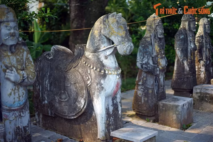  7. Ngọ - Ngựa. Tượng ngựa bằng đá có niên đại vào thời Lê trung hưng (thế kỷ 18), hiện vật của khu lăng mộ Quận Mãn (thành phố Thanh Hóa, tỉnh Thanh Hóa).
