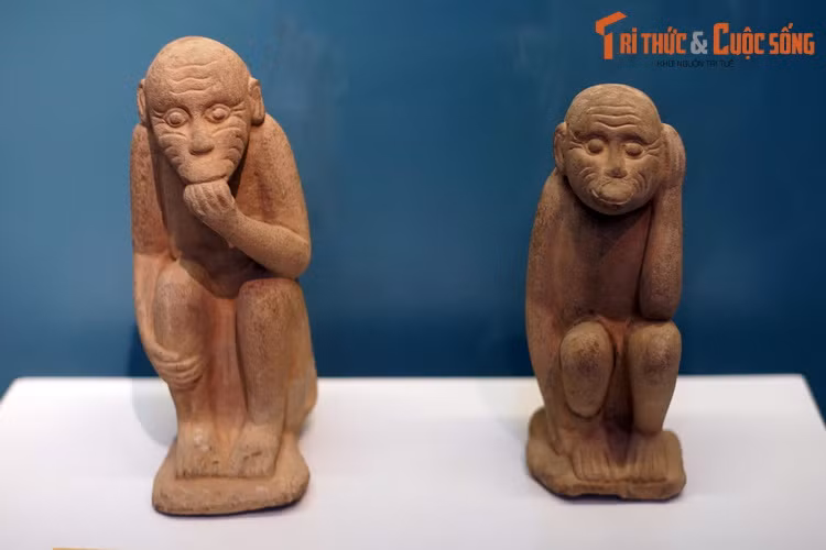  9. Thân - Khỉ. Hai bức tượng khỉ bằng đá trong bộ tượng Bộ khỉ tam không, khai quật ở tháp Chương Sơn (Nam Định), có niên đại vào thời Lý (thế kỷ 11-13), hiện vật của Bảo tàng Lịch sử Quốc gia Việt Nam (Hà Nội).