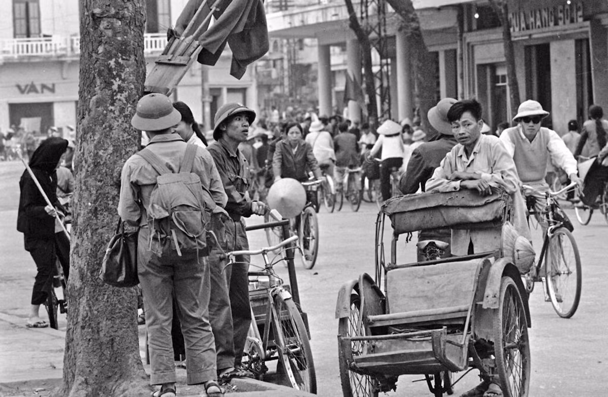 Những người đạp xích lô chờ khách ở bến xe điện bờ hồ, Hà Nội ngày 4/4/1973. Ảnh: Horst Faas/AP Photo.