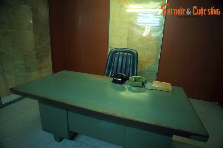 Phòng trực chiến có hệ thông điện đài vô tuyến đặc biệt để điều hành tác chiến, liên lạc trực tiếp đến Đại sứ quán Mỹ, Bộ Tổng tham mưu, tướng lĩnh ở các vùng chiến thuật.