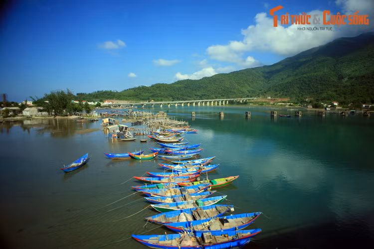 “...Ở đây đất liền với núi Phú Gia, bãi cát giăng ngang, nước tiếp đại dương, sông chảy quanh quất. Núi non cao ngất ôm phía sau, đầm nước trải dài về phía trước. Phía Nam giáp với Hải Vân Quan, phía Bắc liền với cửa biển Cảnh Dương...".