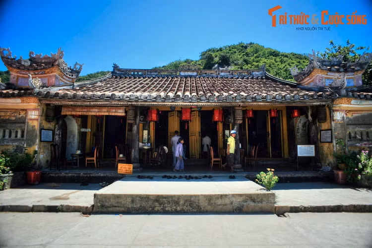  2. Thăm chùa Hải Tạng. Chùa Hải Tạng được xây trên Cù lao Chàm từ thế kỷ 18, là điểm tham quan hàng đầu trên hòn đảo này. Chùa vẫn giữ được gần như nguyên trạng kết cấu kiến trúc, mỹ thuật kể từ lần tái dựng giữa thế kỷ 19.