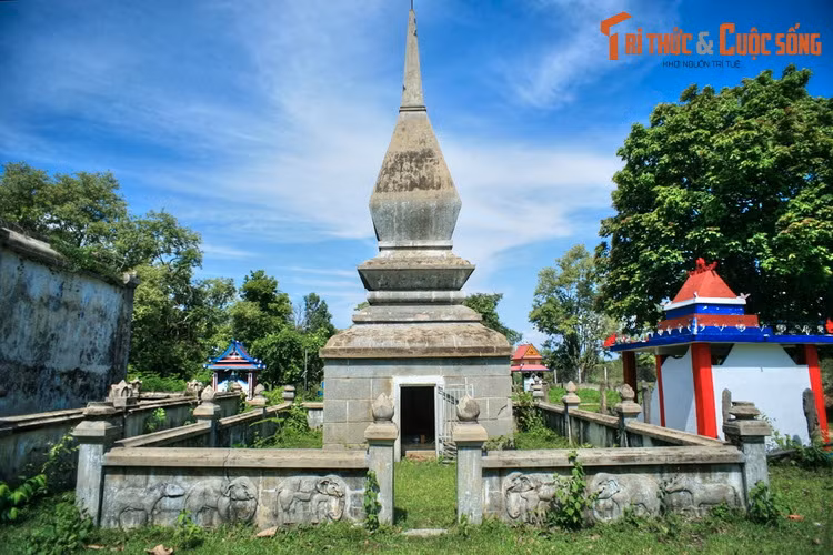 Tương truyền, R' Leo là một người kế vị xuất sắc của Vua voi. Ông đã góp phần làm cho mối quan hệ của buôn làng với triều đình nhà Nguyễn trở nên khăng khít khi tặng Bảo Đại một con voi trắng và thành lập cho vị vua này một đội voi săn "Hoàng Gia Bảo Đại".