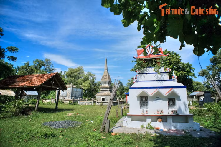Ngoài mộ Vua voi, trong khu nghĩa địa còn nhiều ngôi mộ thuộc các thế hệ khác nhau của thợ săn voi Buôn Đôn.