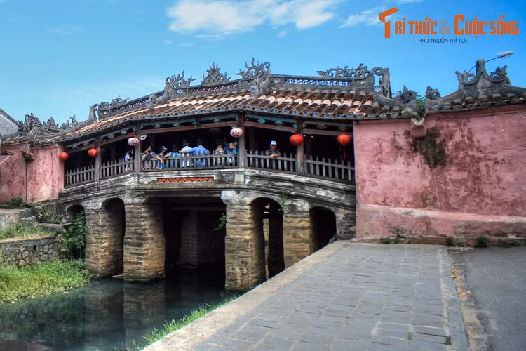 4. Chùa Cầu Hội An (186 Trần Phú) là công trình kiến trúc độc đáo và nổi tiếng bậc nhất phố cổ Hội An. Cây cầu này được các thương nhân người Nhật Bản góp tiền xây dựng vào khoảng thế kỷ 17. 