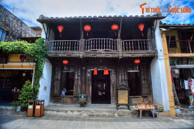 14. Bảo tàng Gốm sứ Mậu (số 80 Trần Phú) nằm trong một ngôi nhà hai tầng được xây dựng vào khoảng năm 1920. Bảo tàng trưng bày các hiện vật gốm được tìm thấy tại các điểm khảo cổ ở Hội An, phản ánh quá khứ vàng son khi Hội An còn là thương cảng tầm vóc quốc tế.