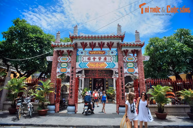9. Hội quán Quảng Đông (176 Trần Phú) còn gọi là Hội quán Quảng Triệu, được xây dựng vào năm 1885. Công trình ban đầu thờ Thiên Hậu Thánh Mẫu và Đức Khổng Tử, sau năm 1911 chuyển sang thờ Quan Công và Tiền Hiền.