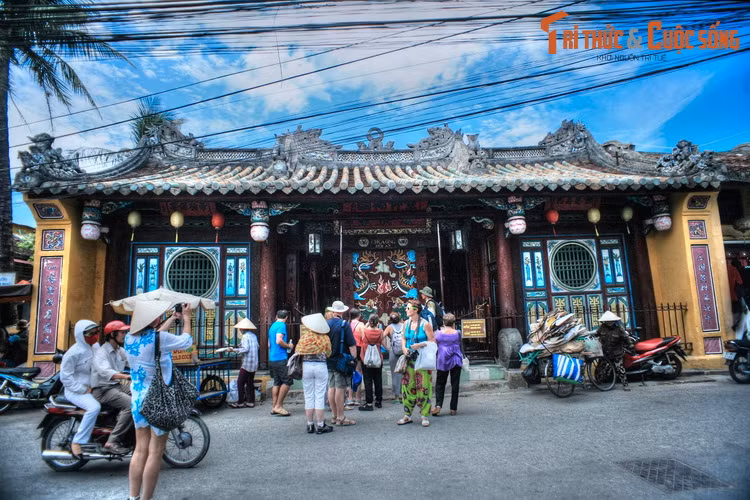 6. Miếu Quan Công (24 Trần Phú) còn được gọi là Chùa Ông, được người Minh Hương có nguồn gốc Trung Hoa và người Việt khởi dựng vào năm 1653. Ngôi miếu này thờ Quan Công, vị tướng nổi tiếng thời Tam Quốc, được coi là biểu tượng của trung hiếu, tiết nghĩa.