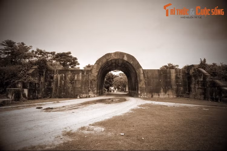  2. Hòn đá thiêng. Cổng Đông thành nhà Hồ là nơi gắn liền với giai thoại về một hòn đá thiêng. Theo đó, để nhanh chóng dời đô từ Thăng Long về đất An Tôn, Hồ Quý ly đã gấp rút xây dựng thành, việc đào hào, đắp thành, chuyển đá vô cùng khốc liệt.
