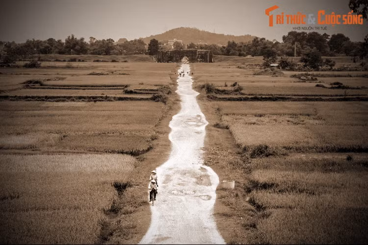  4. “Lời nguyền” thành chỉ tồn tại 6 năm. Tương truyền, Hồ Quý Ly rất tâm đắc khi lựa chọn vùng đất xây thành và xem nơi này là “Thạch bàn long xà - Lục thập niên ký”, nghĩa là “Đất rồng chầu, rắn cuộn vững như bàn thạch, ở được 60 năm”.