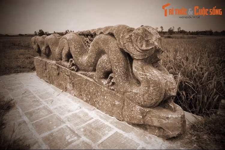 Cũng liên quan đến chuyện phong thủy thành nhà Hồ, có lời kể rằng Khu mật chủ sự Nguyễn Nhữ Thuyết đã dâng thư can vua: “…An Tôn là vùng đất hẻo lánh, cuối nước đầu non chỉ hợp với loạn mà không hợp với trị”. Sự tồn tại của vương triều Hồ từ năm 1400 – 1407 đã ứng với điều này.