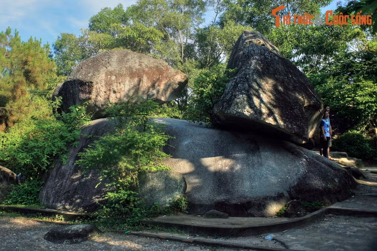 Khu vực trung tâm dãy núi có Hòn Trống Mái, được coi là một trong những biểu tượng của tỉnh Thanh Hóa. Đây là ba khối đá lớn, với khối lớn nhất nằm ở dưới, hai khối còn lại nằm bên trên, khối lớn hơn là Trống, nhỏ hơn là Mái.