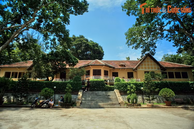 Tòa biệt thự mà vua Bảo Đại từng ở là công trình chính của di tích. Đây là một tòa nhà bề thế được xây dựng theo kỹ thuật hiện đại nhưng vẫn mang những nét rất gần gũi với kiến trúc của đồng bào Tây Nguyên, như nhà sàn của người Ê Đê hay nhà trệt của người M'Nông.